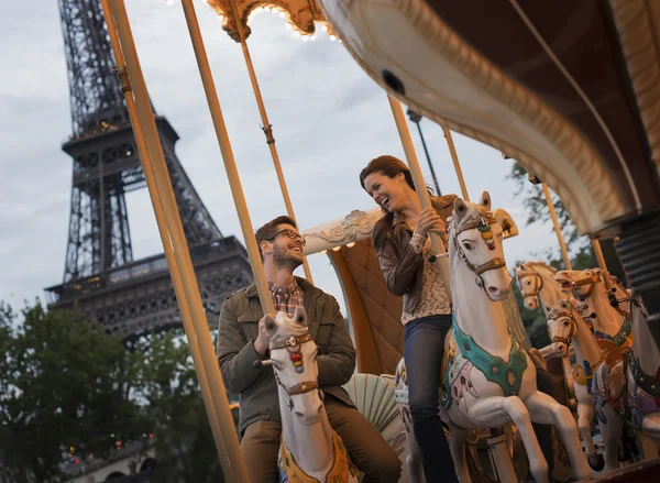 Couple on a carousel ride in Paris. — Stock Photo, Image