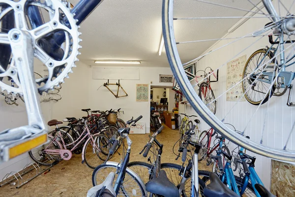 Rower sklep, zaopatrzony w sportowe rowery — Zdjęcie stockowe