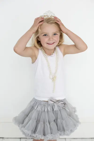 Jong meisje dragen een tiara — Stockfoto