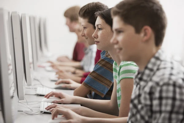 Estudantes em uma aula de informática — Fotografia de Stock