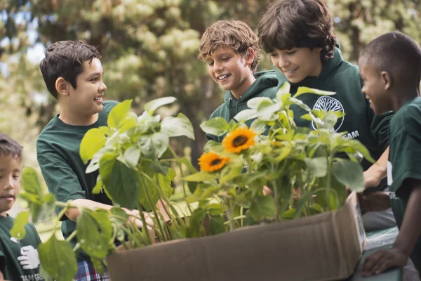 Children learning about plants and flowers — Stock Photo, Image