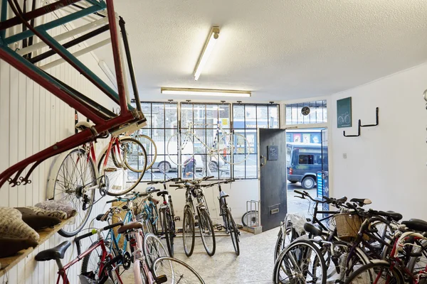 Cykelforretning, fyldt med sportscykler - Stock-foto