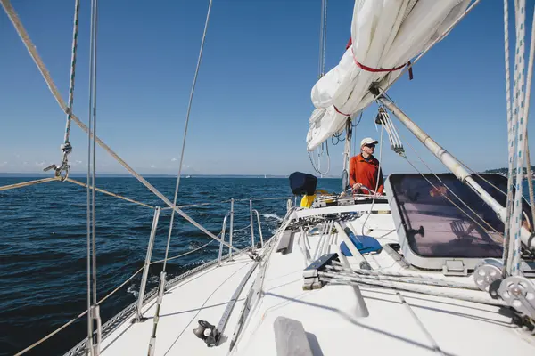 Homem de idade média dirigindo veleiro — Fotografia de Stock