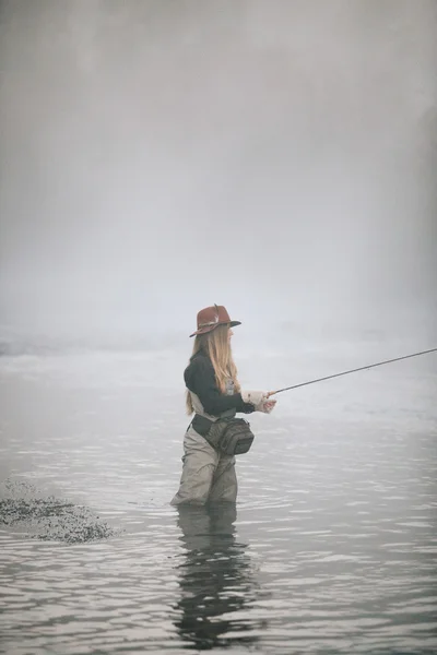 Femme pêche à la mouche dans les échassiers en eau profonde cuisse . — Photo