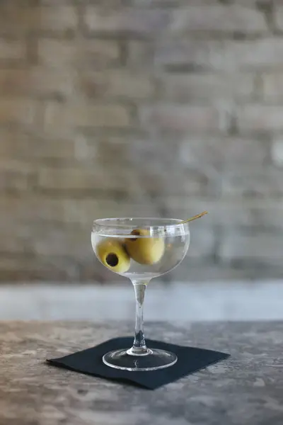 Martini au restaurant de la ville . — Photo