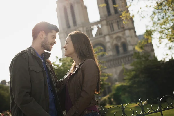Couple in front of Notre Dame cathedral. — Stock fotografie