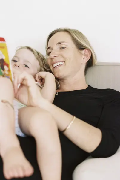 Woman reading to her daughter. — Stock Photo, Image