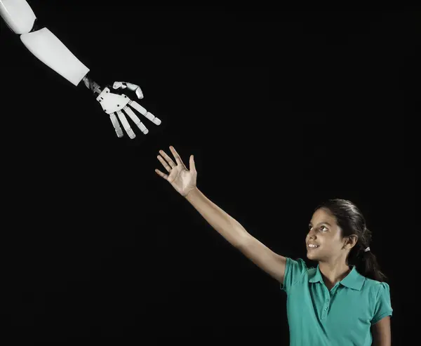 Chica llegar hasta la mano robótica . —  Fotos de Stock