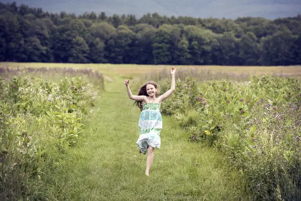 牧草地の中を駆ける少女 — ストック写真