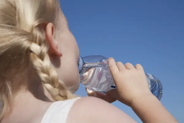 女孩饮水 — 图库照片