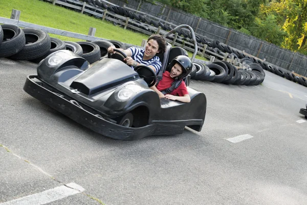 Jongen en de man rijden op de skelter — Stockfoto