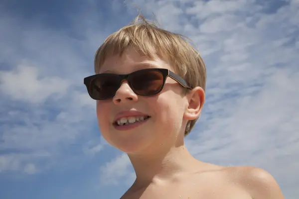 Niño usando gafas de sol . —  Fotos de Stock