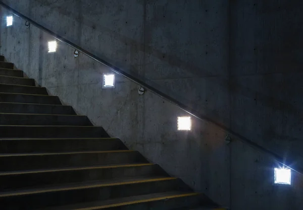 Conjunto Escalones Escalera Paso Subterráneo Cerrado Con Paneles Iluminación —  Fotos de Stock