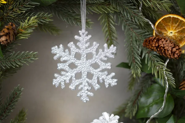 Christmas Decorations Close White Snowflake Christmas Wreath — Stock Photo, Image