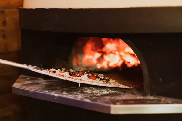 Restoranda Odun Ateşinde Bir Fırında Pizza Yakın — Stok fotoğraf