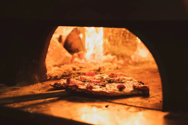 Primer Plano Pizza Horno Leña Restaurante — Foto de Stock