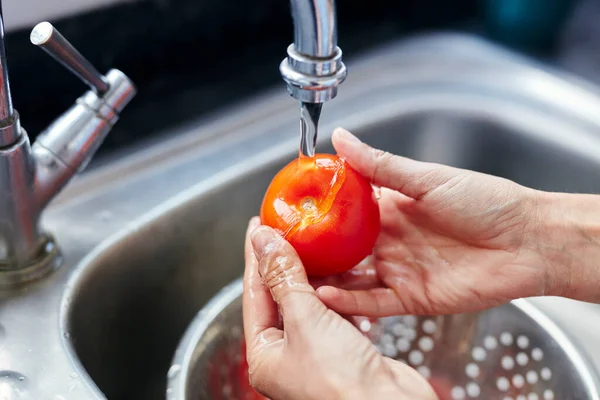 Primer Plano Vista Parcial Mujer Lavando Tomate Fregadero — Foto de Stock