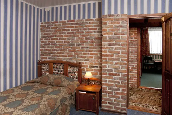 Bed Slaapkamer Met Behang Bakstenen Muur — Stockfoto
