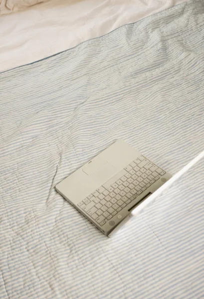 Blick Über Den Offenen Laptop Auf Dem Bett — Stockfoto