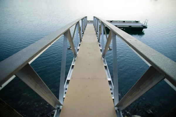 Проход Через Воду Узкий Мост — стоковое фото