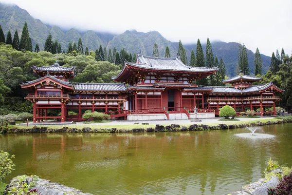 Pagoda Gölün Kenarında Arkasında Dağlar Var — Stok fotoğraf