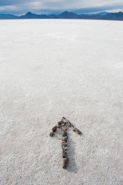 Pebbles Arranged Salt Flat Shape Arrow — Stock Photo, Image