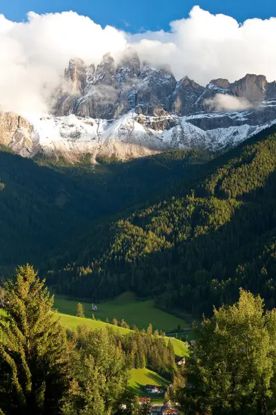 Sankt Johannes Kyrka Val Funes Sydtyrolen Dolomiterna Italien — Stockfoto