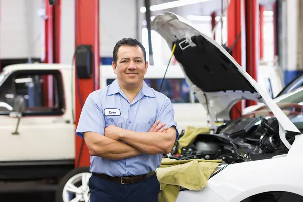 Portrait Hispanic Male Mechanic Auto Repair Shop — Stock Photo, Image