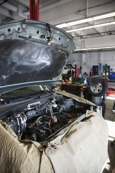 Open Engine Compartment Car Draped Ready Mechanic Auto Repair Shop — Stock Photo, Image