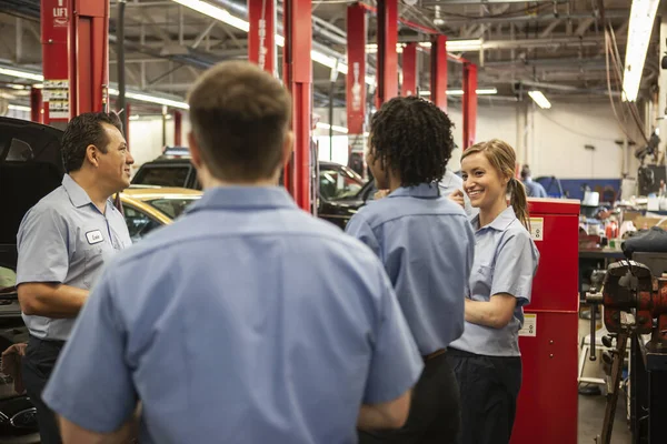 Team Mechanics Working Car Discuss Problem Auto Repair Shop — Stock Photo, Image