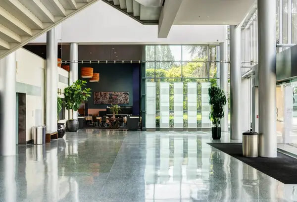 Licht Luchtig Atrium Van Een Modern Gebouw Met Marmeren Vloeren — Stockfoto