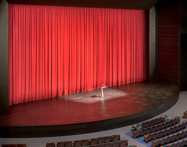 Bühne Mit Roten Vorhängen Leeren Zuschauerraum — Stockfoto