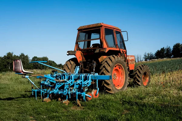 Trattore Rosso Con Erpice Blu Una Fattoria — Foto Stock