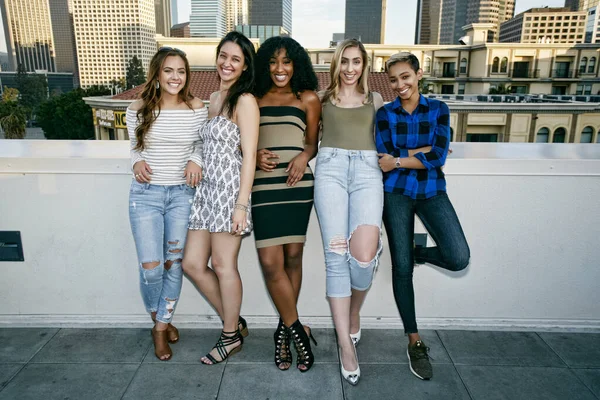 Fünf Junge Frauen Posieren Für Fotos Auf Einem Dach Hintergrund — Stockfoto