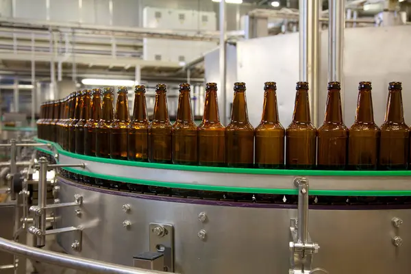 Planta Embotelladora Cerveza Con Correas Móviles Filas Botellas Proceso Automatizado — Foto de Stock