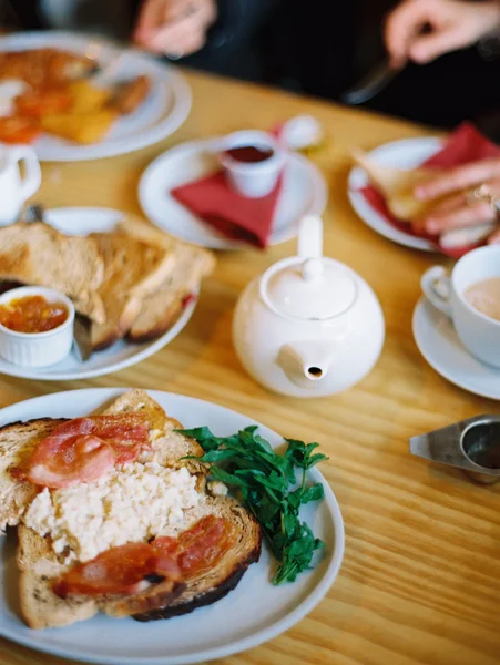 Breakfast of bacon, eggs and toast — Stock Photo