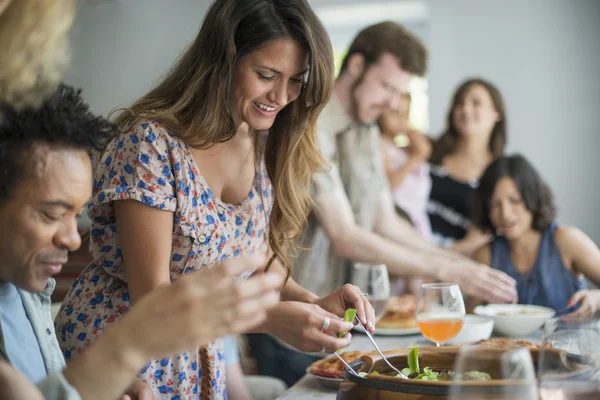 Riunione di famiglia per un pasto . — Foto stock