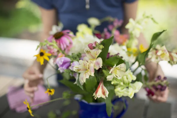 Person arrangiert einen Blumenstrauß — Stockfoto