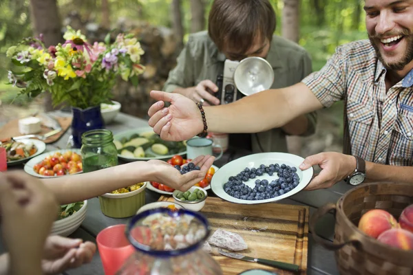 Friends gathered at a table outdoors — Stock Photo