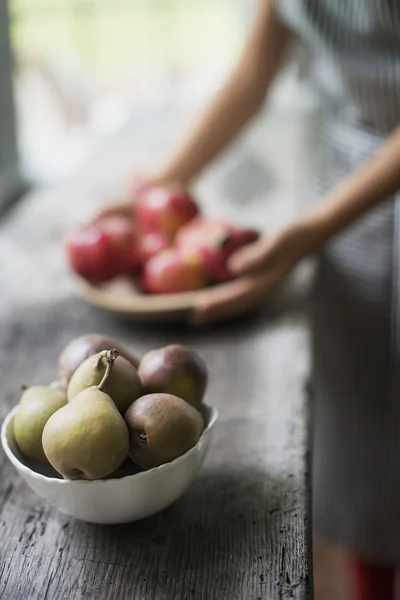 Tablett mit roten Äpfeln. Schale mit Birnen. — Stockfoto