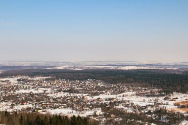 Soğuk bir günde kayak alanında çekici bir manzara. Kayak merkezi Dragobrat, Carpathian, Ukrayna, Avrupa. Resimli doğa fotoğrafçılığı. Kayak merkezinin dağ manzaralı evleri.
