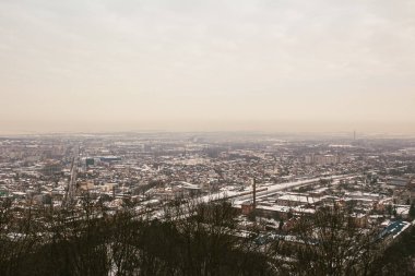 Lviv 'deki eski bir kasaba, dağın tepesinden kış manzarası sisli Ukrayna' nın karla kaplı aslanları üzerinde.