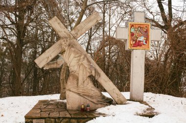 Lviv, Ukrayna 'daki Yüksek Şato Dağı Lviv' deki Hz. İsa 'yı Haç İstasyonlarında tasvir eden heykeller