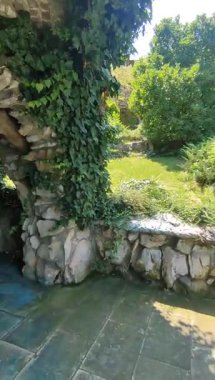 Ravadinovo Şatosu Bulgaristan. Şato Rüzgâra, Heykellere ve Göle Aşıkmış