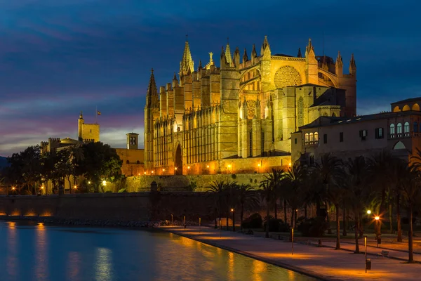 Belangrijkste catherdal van Palma de Mallorca in de schemering — Stockfoto
