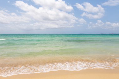 Güzel deniz plaj ve bulutlu gökyüzü