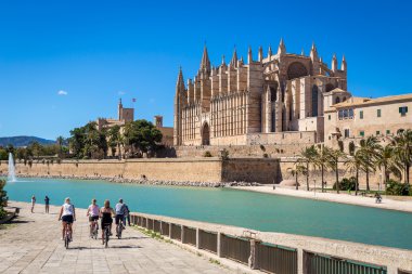 11-Mayıs-2016. Palma de Mallorca ana cathedral yakınındaki Bisiklet turist. Balearic Islands, İspanya