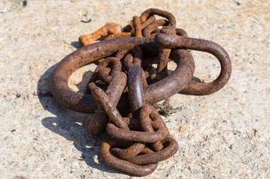 Eski metal zincir beton zemin üzerine demirleme