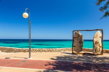 Deniz dolgu turistik şehir Cala Mill Gates Anıtı