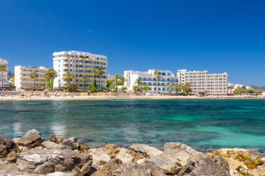 Plaj ve şehrin turistik Cala Millor Otelleri. Majorca, İspanya